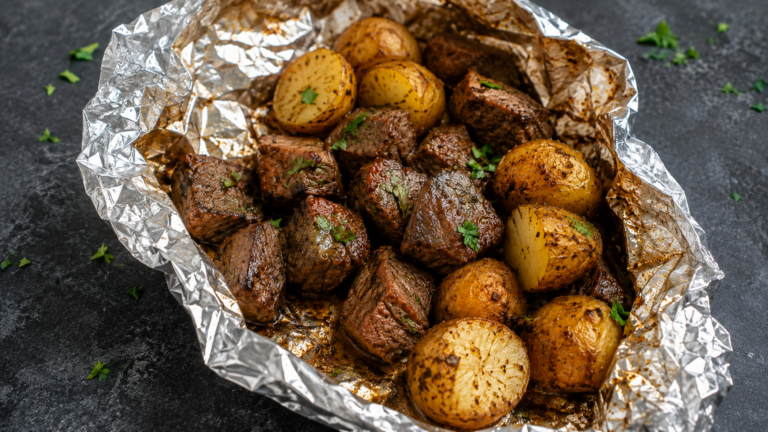 Manzo e Patate al Cartoccio: la Ricetta Rustica, Saporita e Facilissima da Preparare